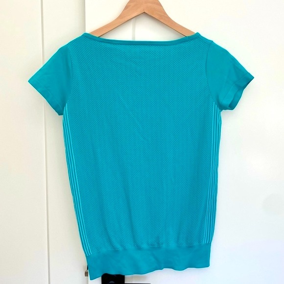 Women’s Nike Aqua Short Sleeve Dri Fit Shirt - Picture 5 of 11